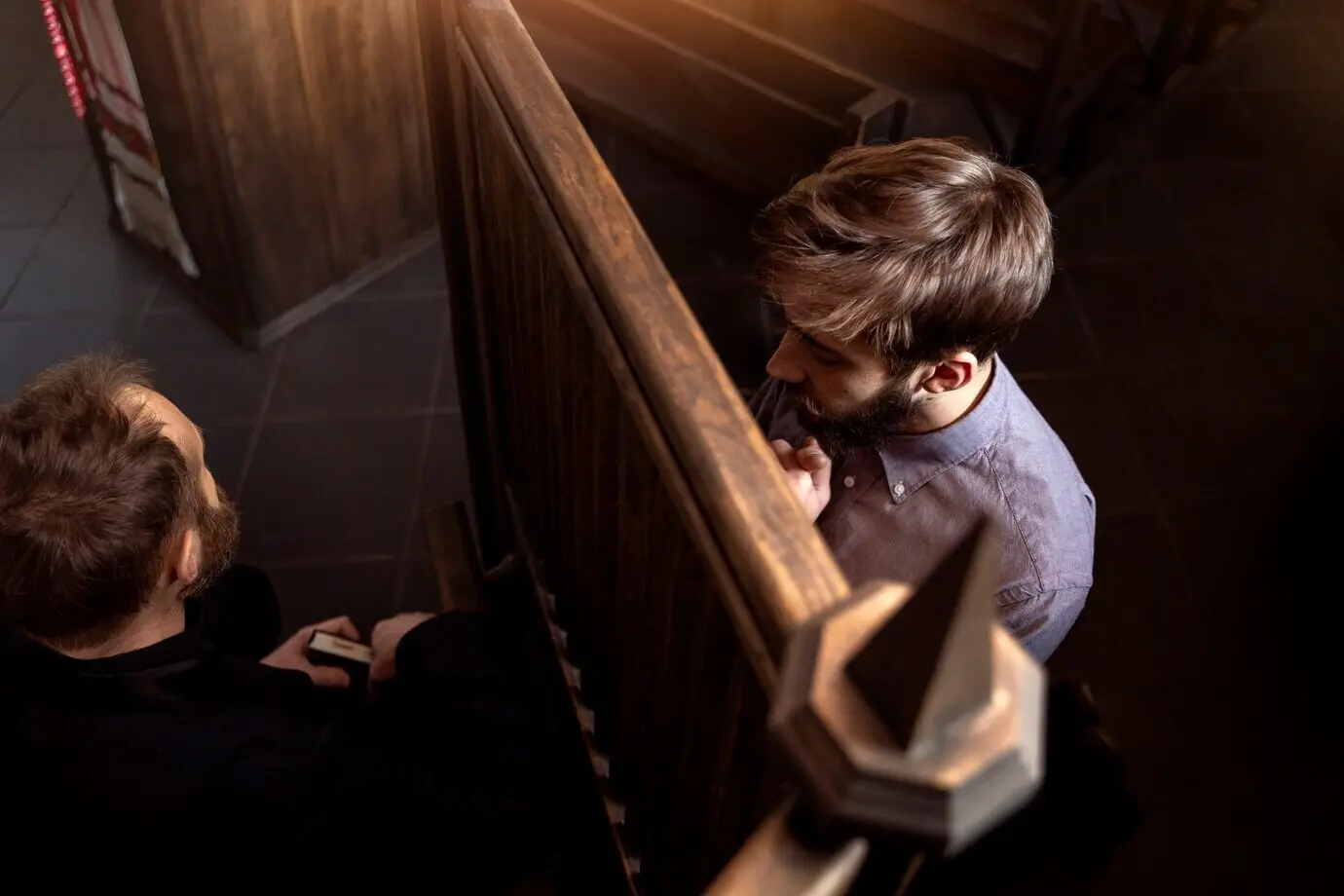 Nahaufnahme eines Priesters im Gespräch mit einer Person.